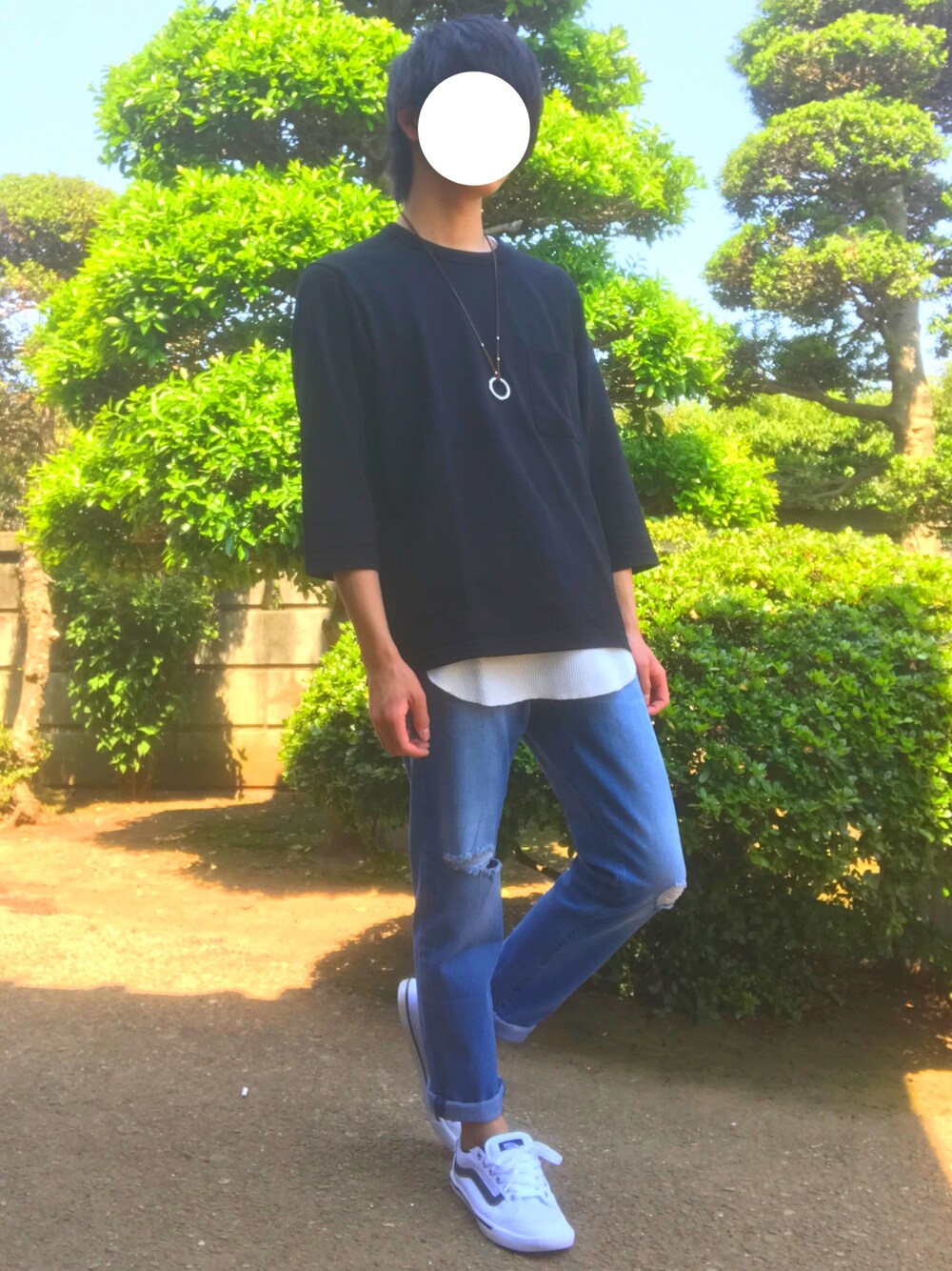 「夏、プチプラ、スニーカー、VANS、黒、デニム、ダメージデニムパンツ、ネックレス、シンプル、ラフ」｜「UNIQLOのクルーネックT（7分袖）（Tシャツ/カットソー、ブラック系）」を使った、NAOさん（メンズ・167cm）の春コーディネートの1枚目の写真