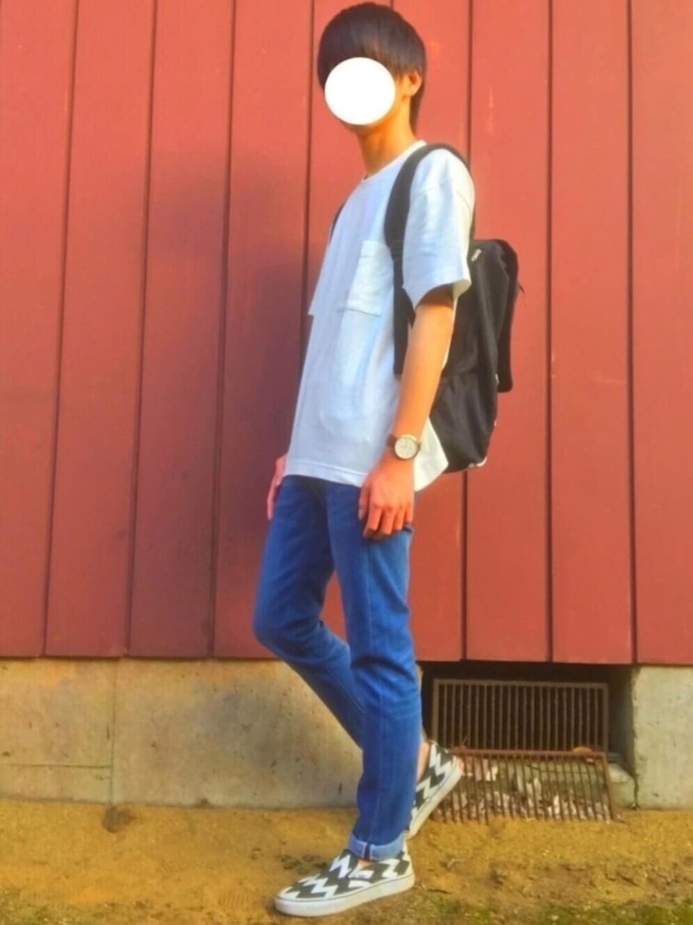 「リュック、デニム、白Tシャツ、腕時計、ダニエルウェリントン、VANS、スリッポン、シンプル、ビッグT、夏」｜「UNIQLOのMEN ビッグシルエットポケ付きT（半袖）（Tシャツ/カットソー、ホワイト系）」を使った、NAOさん（メンズ・167cm）の夏コーディネートの1枚目の写真