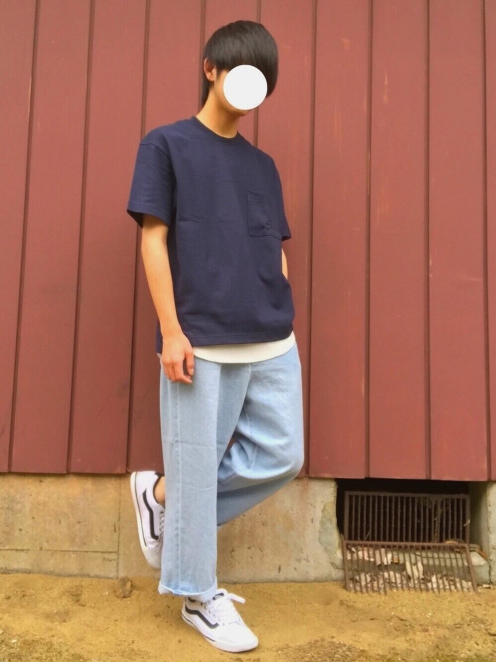 「シンプルコーデ、夏、ゆるコーデ、ワイドデニム、ネイビー、レイヤードスタイル、VANS、スニーカー、デニム、ゆったりコーデ」｜「UNIQLOのMEN ビッグシルエットポケ付きT（半袖）（Tシャツ/カットソー、ブルー系）」を使った、NAOさん（メンズ・167cm）の夏コーディネートの1枚目の写真