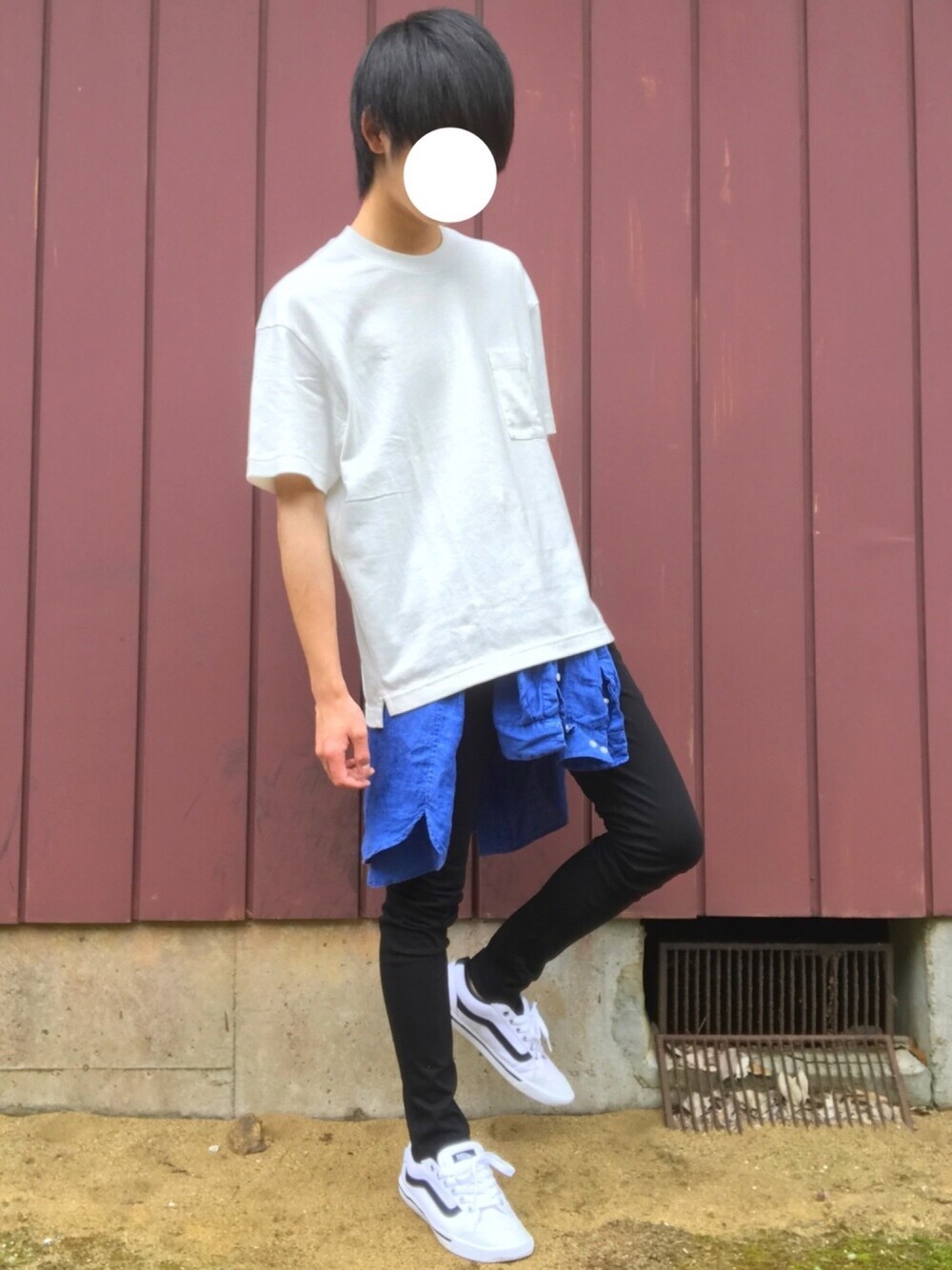 「こしまきスタイル、夏コーデ、白Tシャツ、シャツスタイル、ビックT、スニーカー、VANS、黒スキニー、青、シンプル」｜「UNIQLOのクルーネックT（半袖）（Tシャツ/カットソー、ホワイト系）」を使った、NAOさん（メンズ・167cm）の夏コーディネートの1枚目の写真