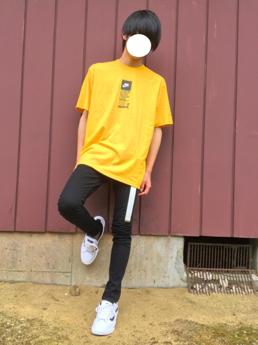 「夏コーデ、シンプル、スポーツミックス、黄色、NIKE、VANS、スニーカー、Tシャツ、黒スキニー、ラフ」｜「NIKEのアイテム（Tシャツ/カットソー、イエロー系）」を使った、NAOさん（メンズ・167cm）の夏コーディネートの1枚目の写真