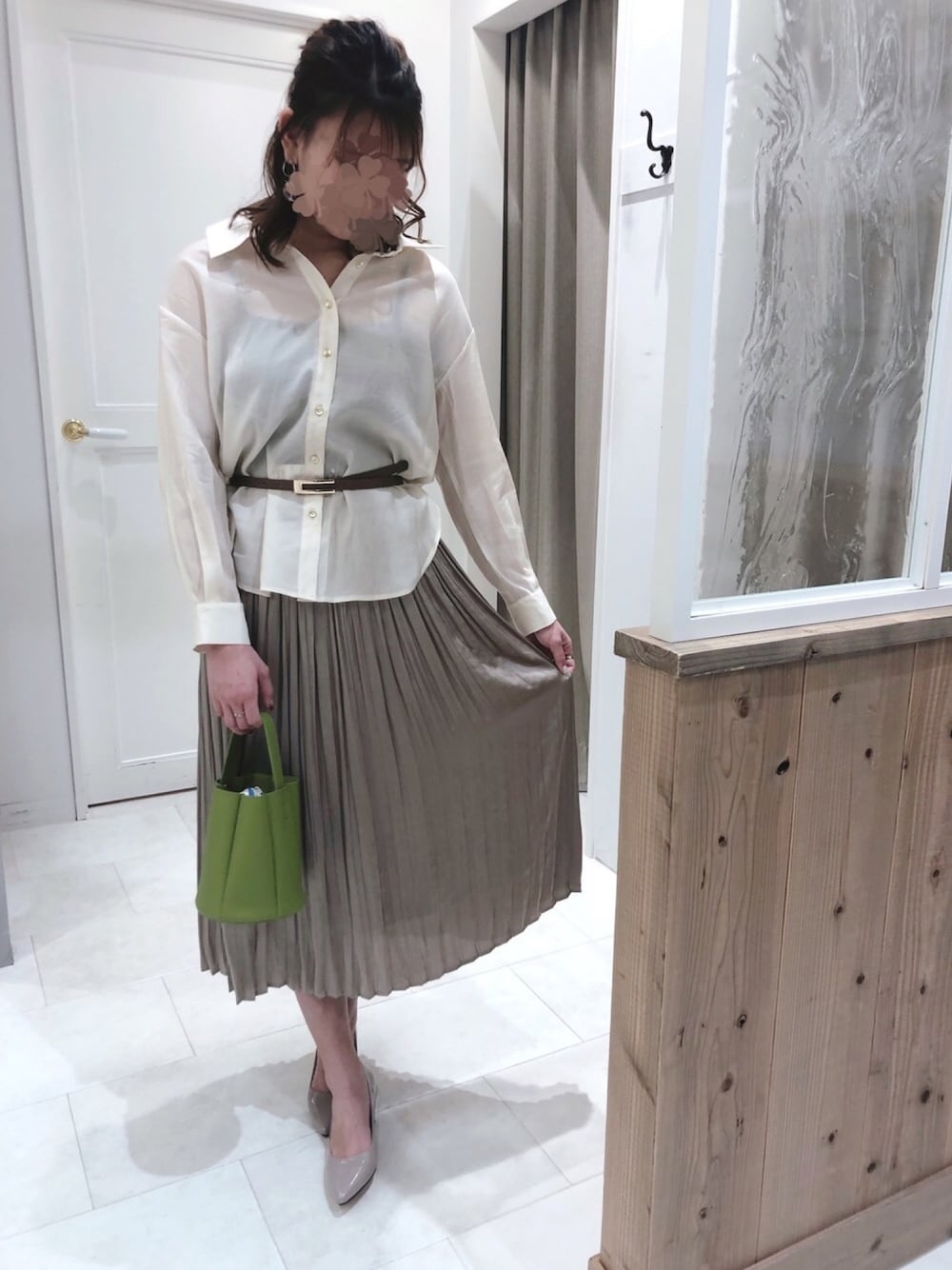 ホワイト系のシャツ/ブラウス、ブラウン系のスカート、グレー系のパンプスを着用したレディースの春コーディネートの1枚目の写真
