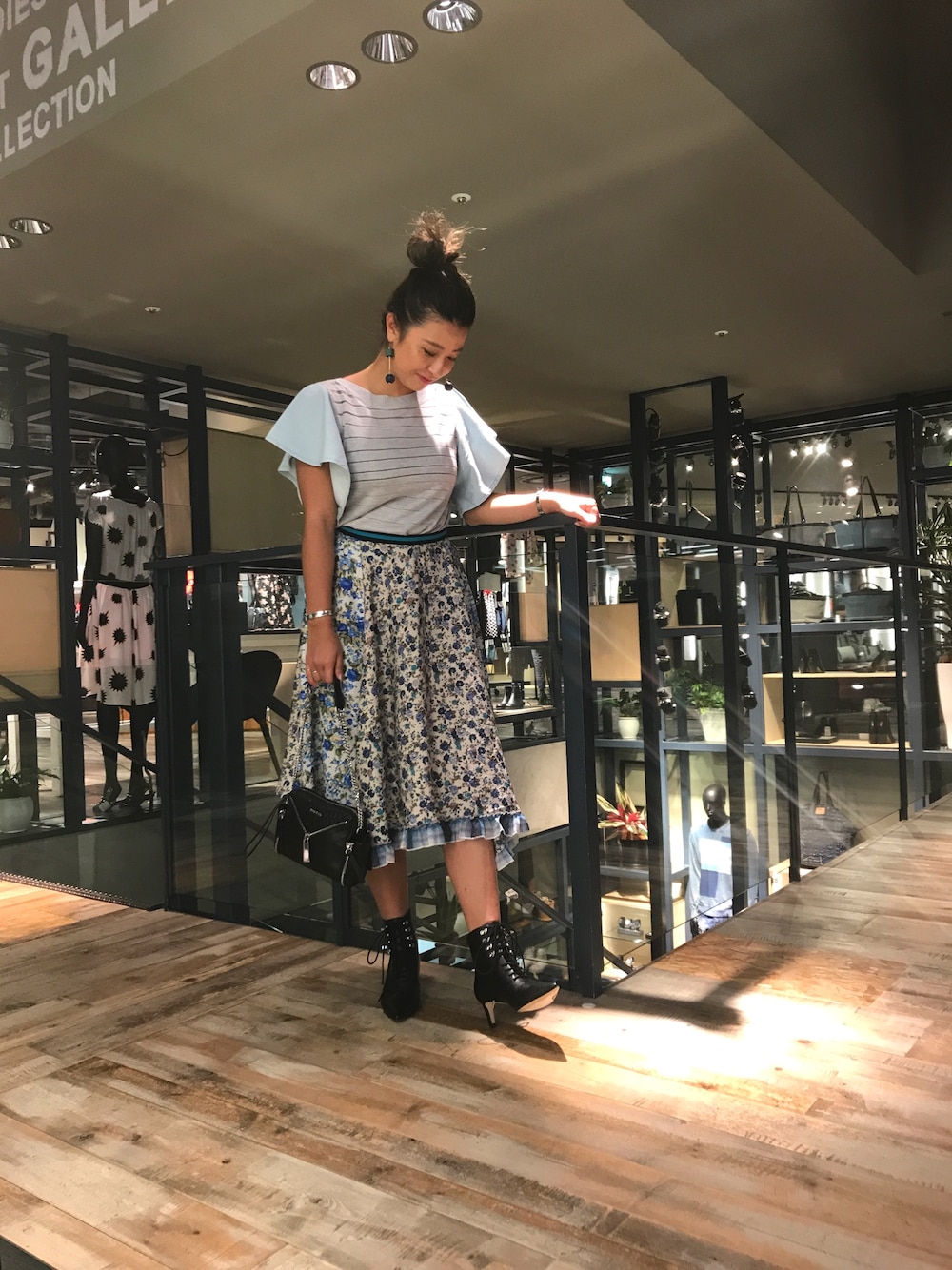 「ディーゼル、ディーゼル渋谷、デニムから始まったライフスタイルブランド、デニムはやっぱりディーゼル、カジュアル、夏、オトナカジュアル、花柄、フリル」｜「DIESELの00S2UQ0QASA（ニット/セーター、グレー系）」を使った、miduki48さん（レディース・164cm）の夏コーディネートの1枚目の写真
