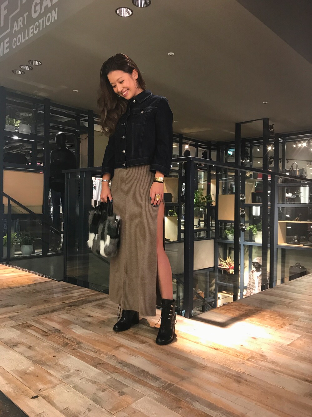 「ディーゼル、ディーゼル渋谷、デニムから始まったライフスタイルブランド、デニムはやっぱりディーゼル、ニット、秋のコーデ、ファー小物、デニム、オトナカジュアル、カジュアルコーデ」｜「DIESELの00S1SC0CARA（デニムジャケット、ブルー系）」を使った、miduki48さん（レディース・164cm）の秋コーディネートの1枚目の写真