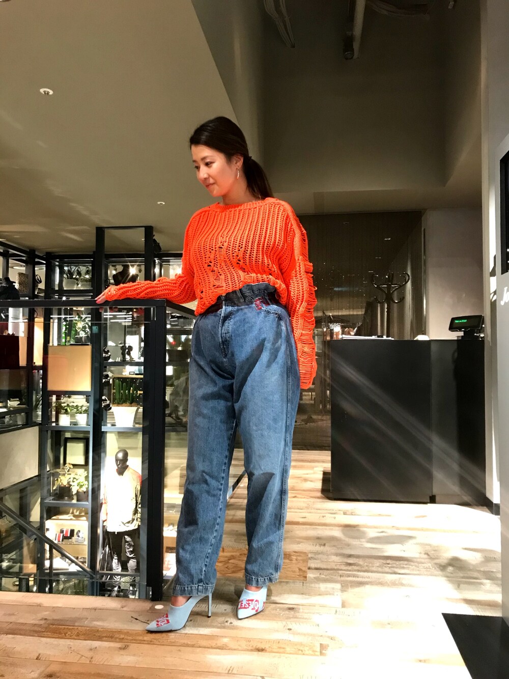「Diesel、dieselshibuya、大人カジュアル、カジュアル、きれいめカジュアル、デニム、オレンジ、ロゴ、デニムはやっぱりディーゼル、デニムから始まったライフスタイルブランド」｜「DIESELの00SBIE0NATH（ニット/セーター、ブラック系）」を使った、miduki48さん（レディース・164cm）の春コーディネートの1枚目の写真