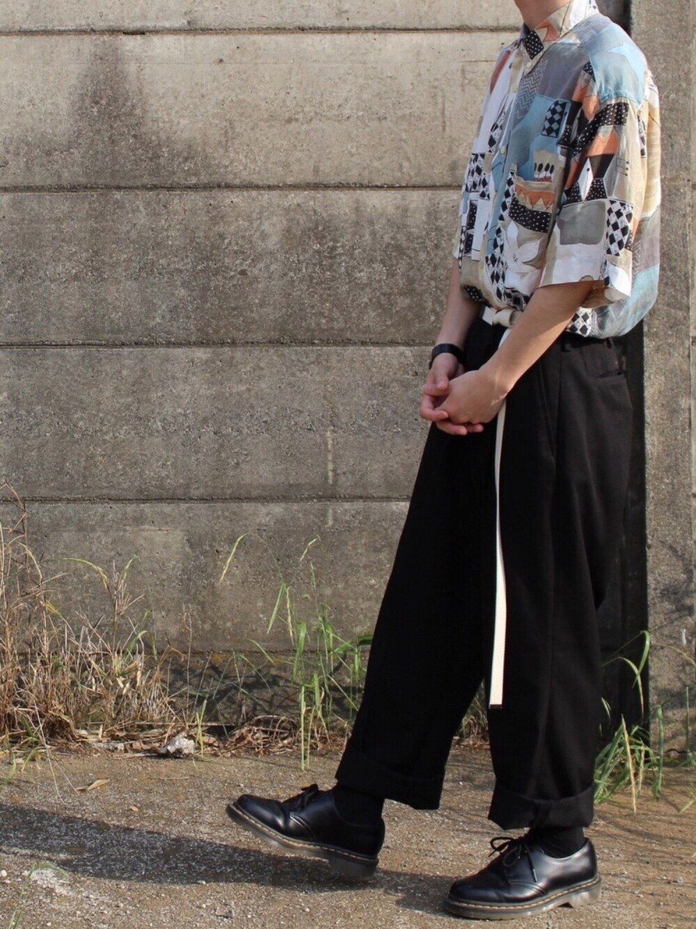 「大学生、柄シャツ、タックイン、Dr.Martens、HARE、古着、ロールアップ」｜「古着のアイテム（シャツ/ブラウス、その他）」を使った、たくぼーさん（メンズ・163cm）の夏コーディネートの1枚目の写真