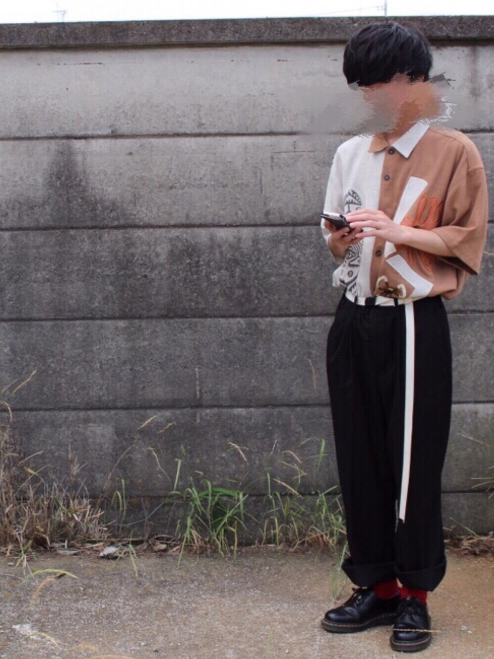 「シャツスタイル、古着MIX、柄シャツ、タックイン、夏、大学生、ガチャベルト、Dr.Martens」｜「折形のアイテム（シャツ/ブラウス、ブラウン系）」を使った、たくぼーさん（メンズ・163cm）の夏コーディネートの1枚目の写真