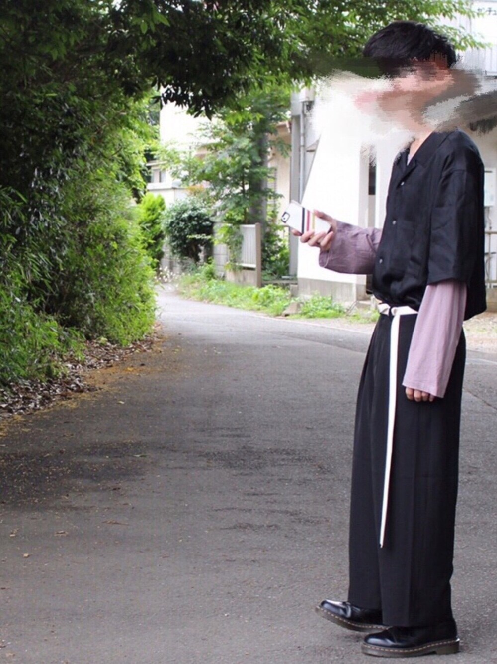 「ootd、ゆるコーデ、ワイドパンツ、タックイン、オープンカラーシャツ、ブラック、ガチャベルト、大学生」｜「ka na taのアイテム（Tシャツ/カットソー、ピンク系）」を使った、たくぼーさん（メンズ・163cm）の夏コーディネートの1枚目の写真