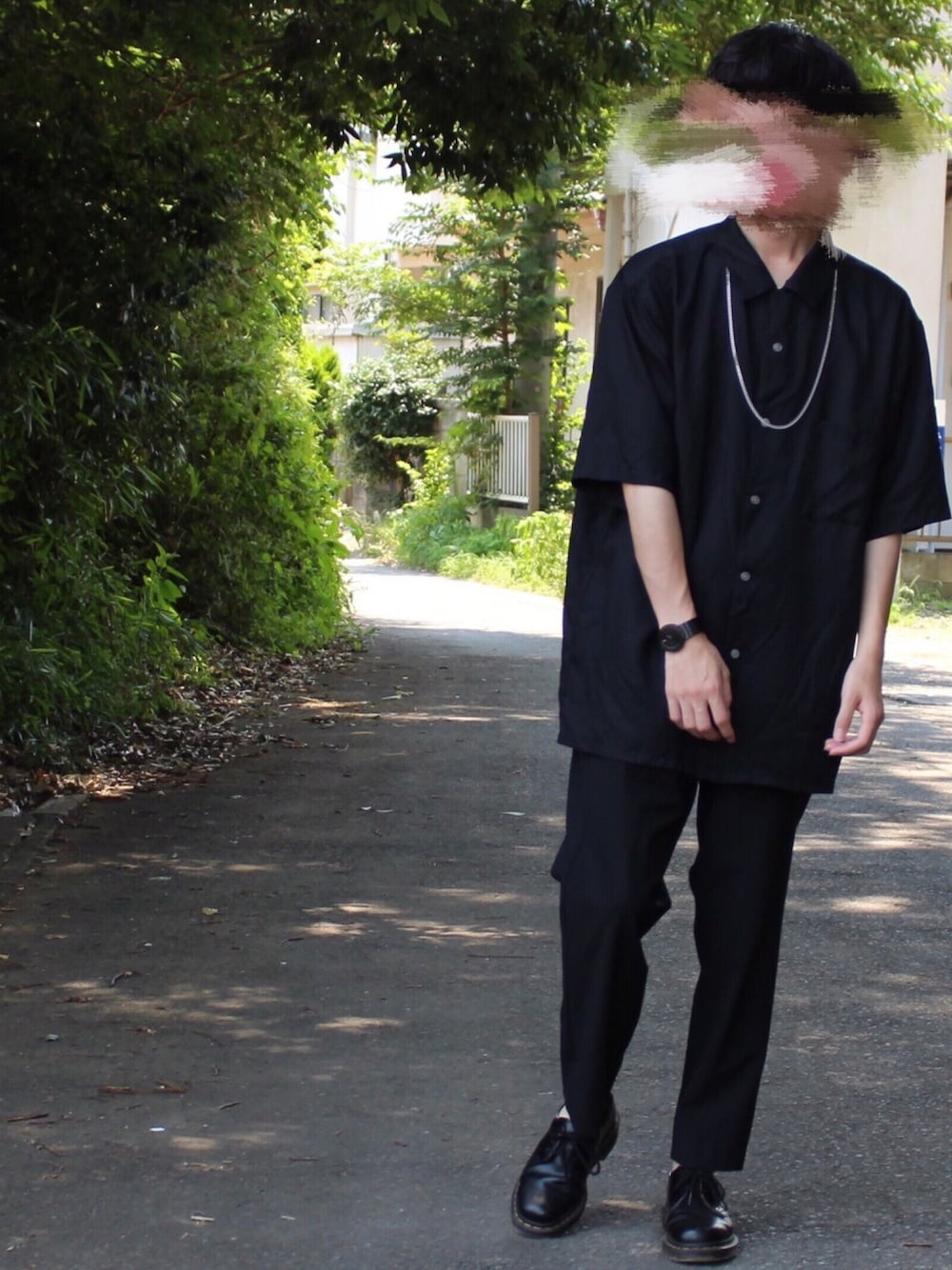 「夏コーデ、黒コーデ、キレイめ、オールブラック、大学生、Dr.Martens、UNIQLO U」｜「UNIQLOのオープンカラーシャツ（半袖）（シャツ/ブラウス、ブラック系）」を使った、たくぼーさん（メンズ・163cm）の夏コーディネートの1枚目の写真
