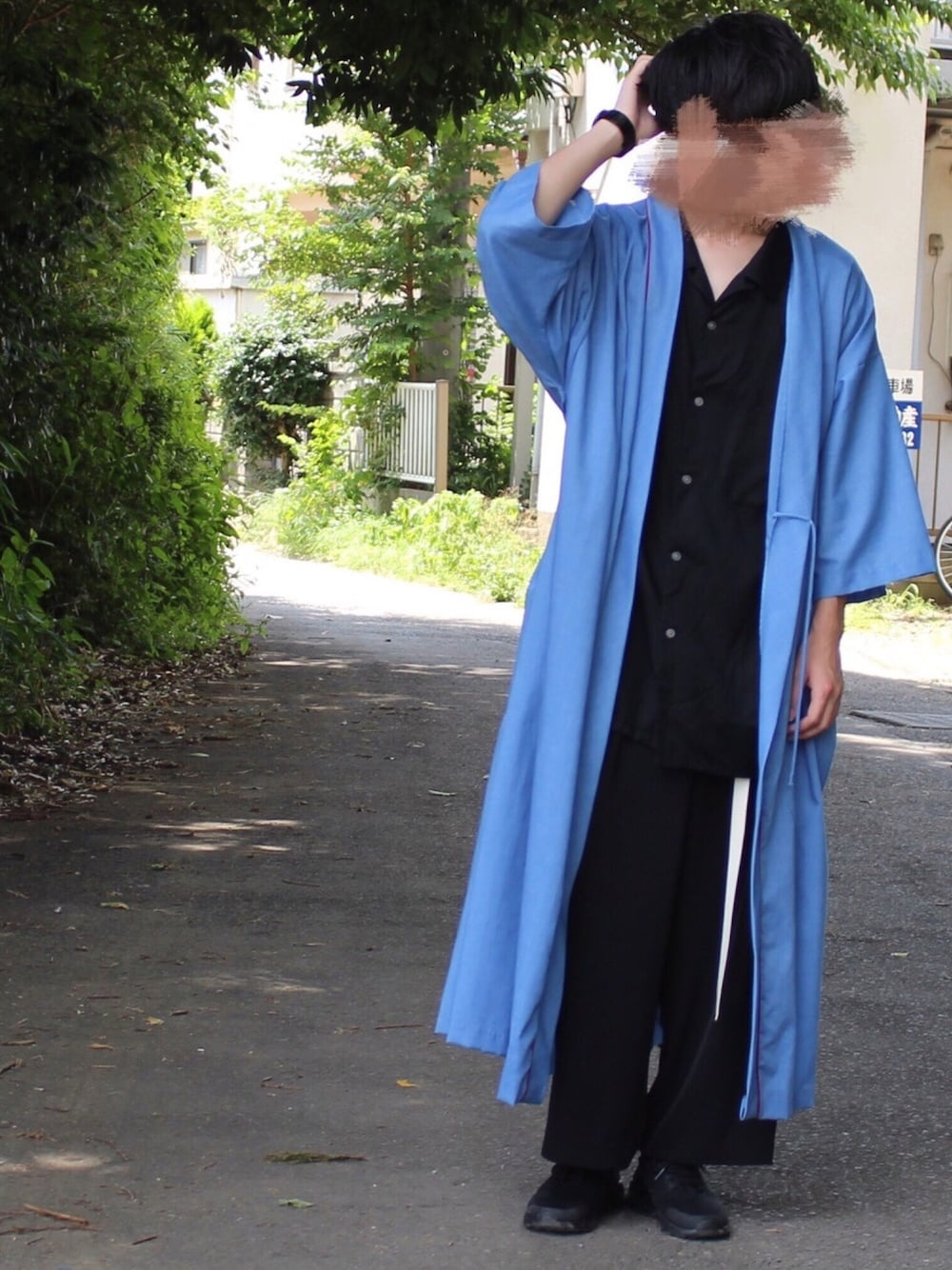 「ootd、大学生、黒、ナイキ、開襟シャツ、ワイドパンツ、古着、ガウン」｜「古着のConnecter TOKYOで買いました（その他アウター、ブルー系）」を使った、たくぼーさん（メンズ・163cm）の夏コーディネートの1枚目の写真