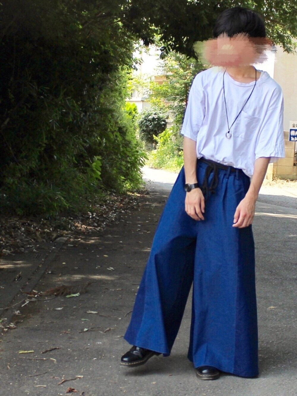 「大学生、Tシャツ、Dr.Martens、ootd、白、ハカマパンツ、フロントイン」｜「GUのアイテム（Tシャツ/カットソー、ホワイト系）」を使った、たくぼーさん（メンズ・163cm）の夏コーディネートの1枚目の写真
