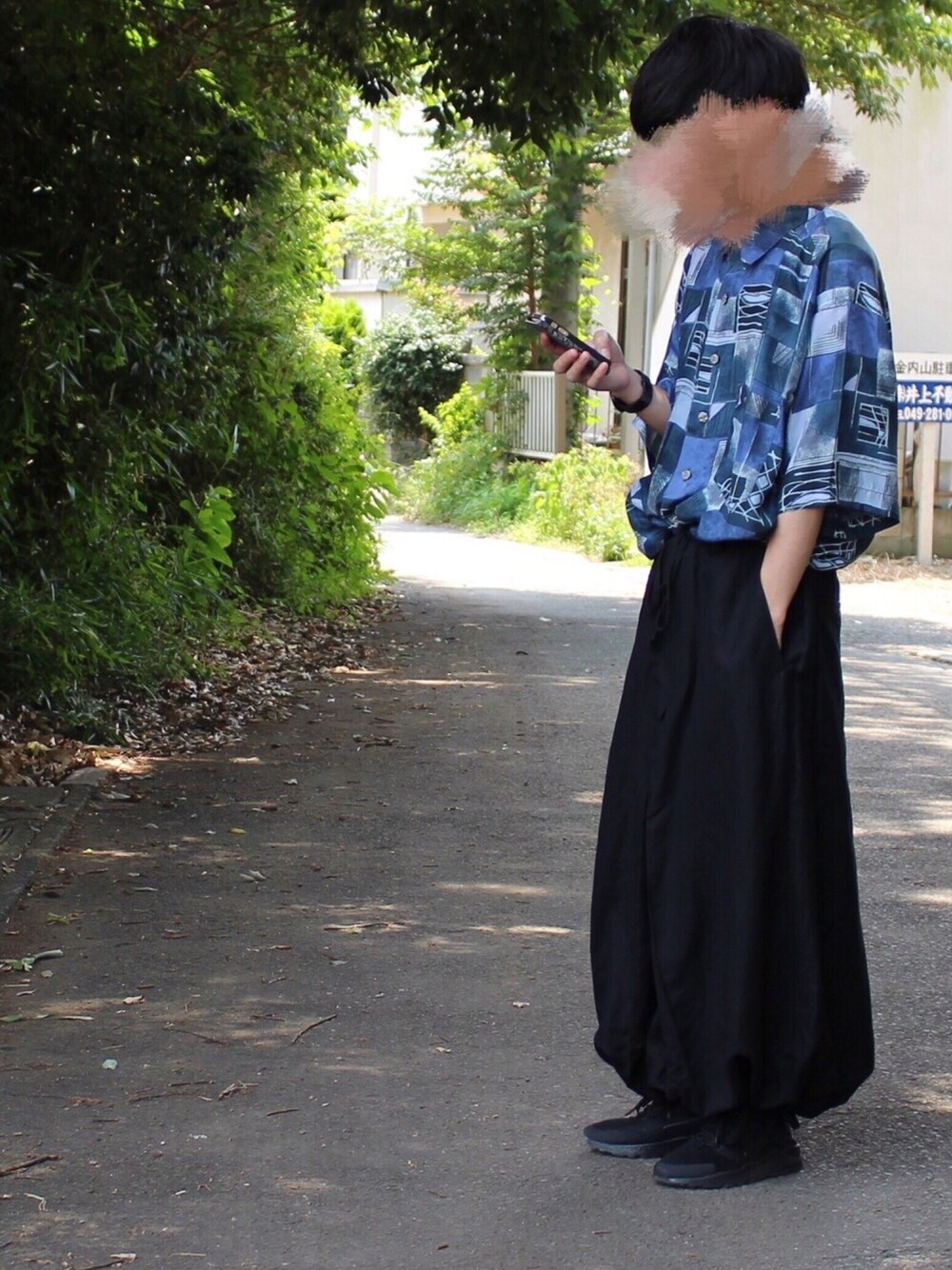 「大学生、柄シャツ、ゆるコーデ、タックイン、半袖シャツ」｜「古着のアイテム（シャツ/ブラウス、ブルー系）」を使った、たくぼーさん（メンズ・163cm）の夏コーディネートの1枚目の写真