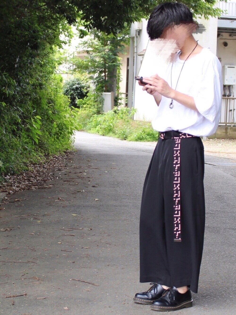 「ETHOSENS、シンプル、モノトーン、ゆるコーデ、ブラック、ユニクロ、ビッグT、ootd、大学生」｜「GUのアイテム（Tシャツ/カットソー、ホワイト系）」を使った、たくぼーさん（メンズ・163cm）の夏コーディネートの1枚目の写真