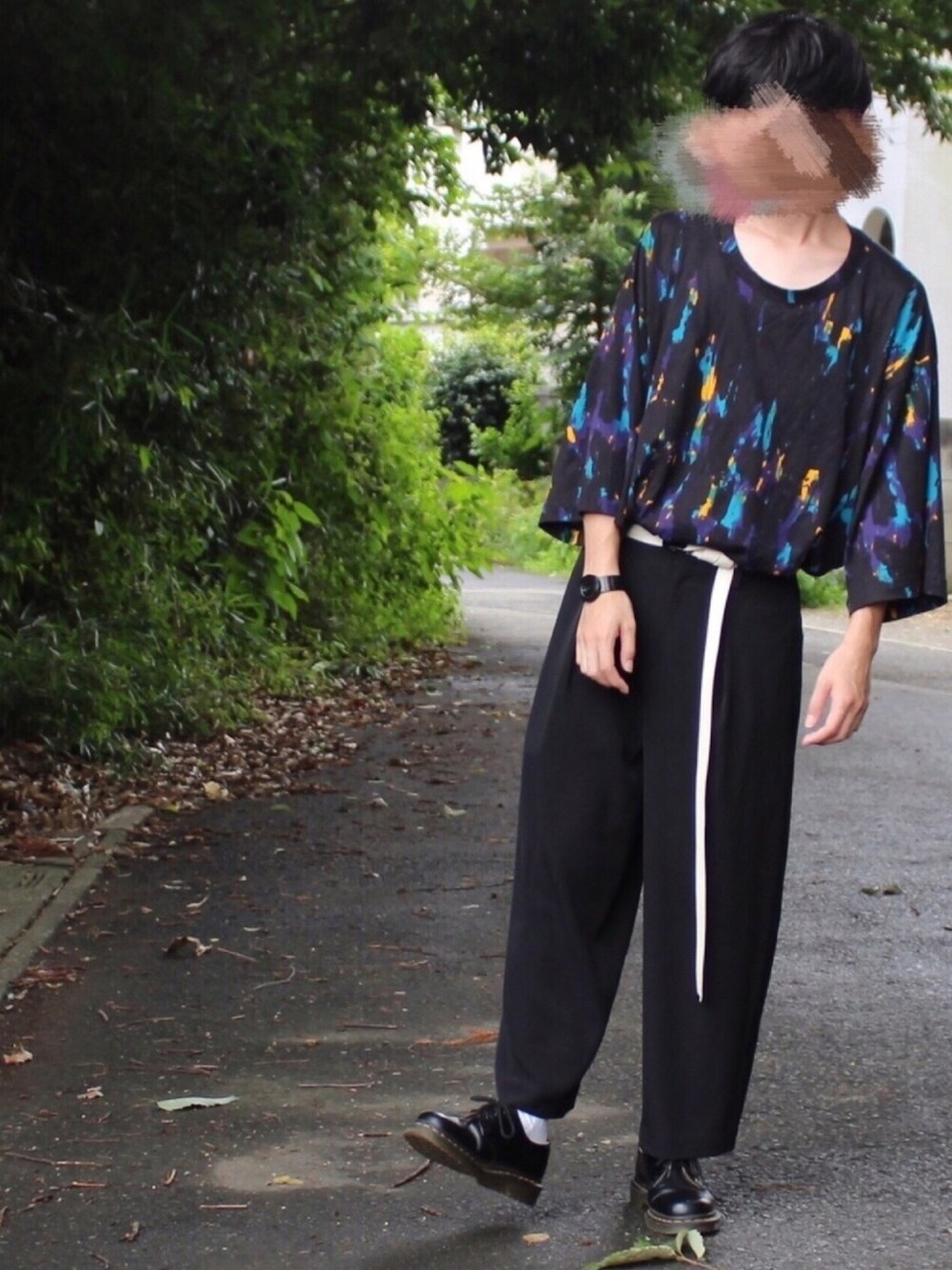 「カジュアル、ガチャベルト、タックイン、UNIQLO、SHAREEF、Dr.Martens、大学生、BigT」｜「SHAREEFのPAINT PT S/S BIG-T（Tシャツ/カットソー、ブルー系）」を使った、たくぼーさん（メンズ・163cm）の夏コーディネートの1枚目の写真