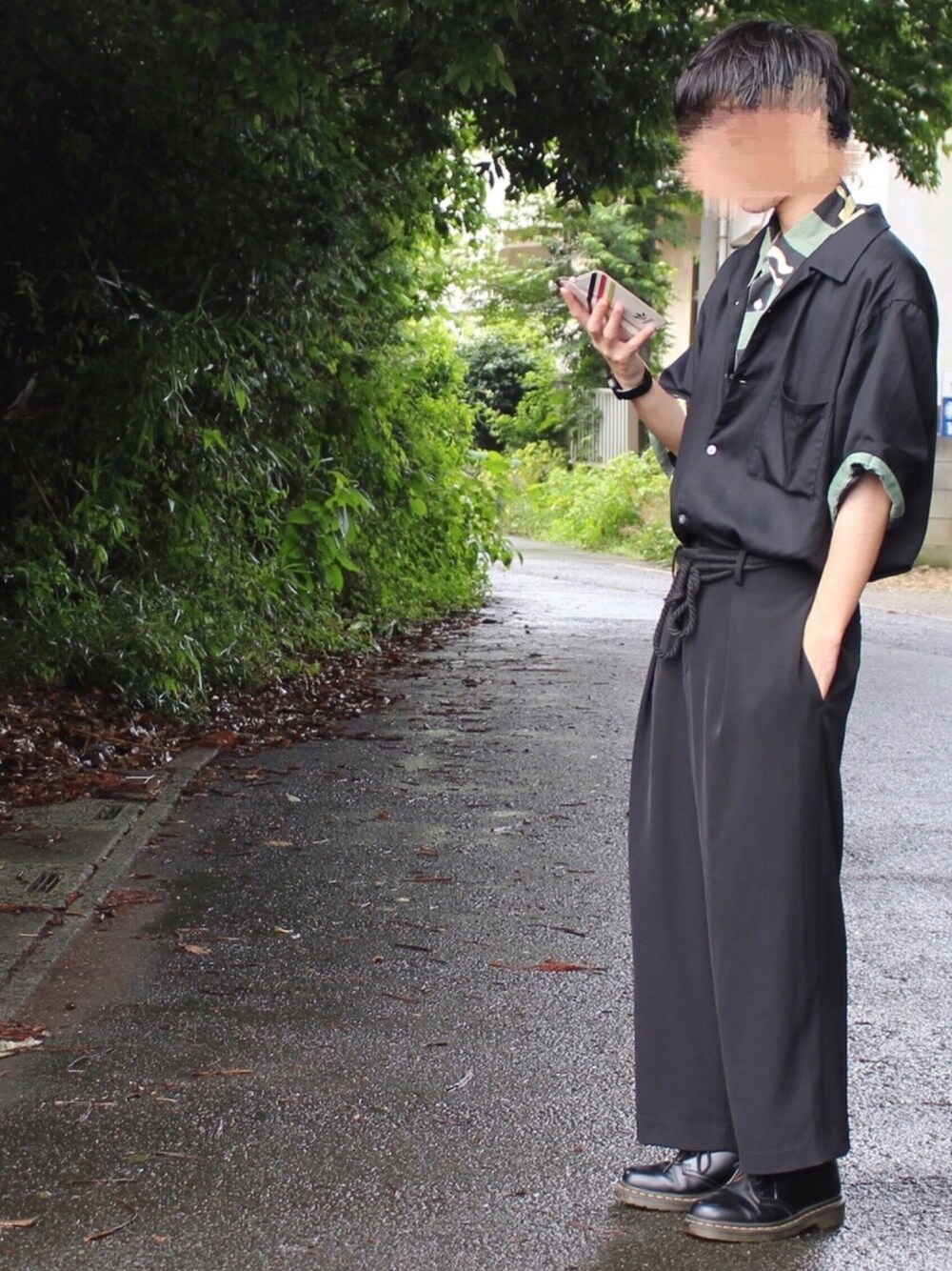 「柄シャツ、used、UNIQLO、シャツオンシャツ、タックイン、大学生、Dr.Martens」｜「UNIQLOのオープンカラーシャツ（半袖）（シャツ/ブラウス、ブラック系）」を使った、たくぼーさん（メンズ・163cm）の夏コーディネートの1枚目の写真