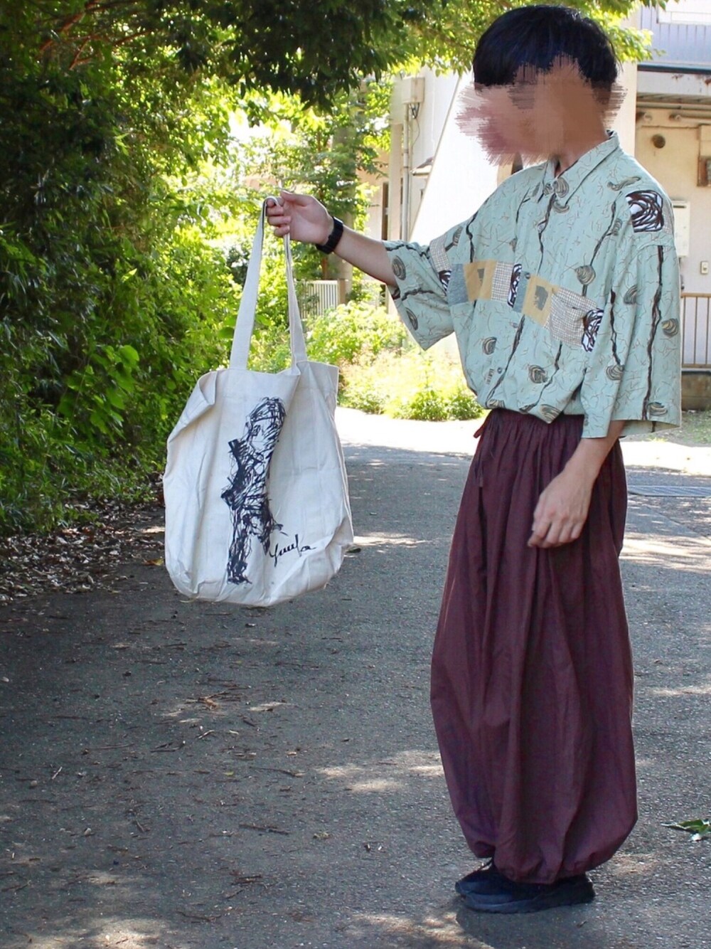 「秋のコーデ、ゆるコーデ、秋服、ナイキ、タックイン、折形、柄シャツ、トートバッグ」｜「折形のアイテム（シャツ/ブラウス、グリーン系）」を使った、たくぼーさん（メンズ・163cm）の秋コーディネートの1枚目の写真