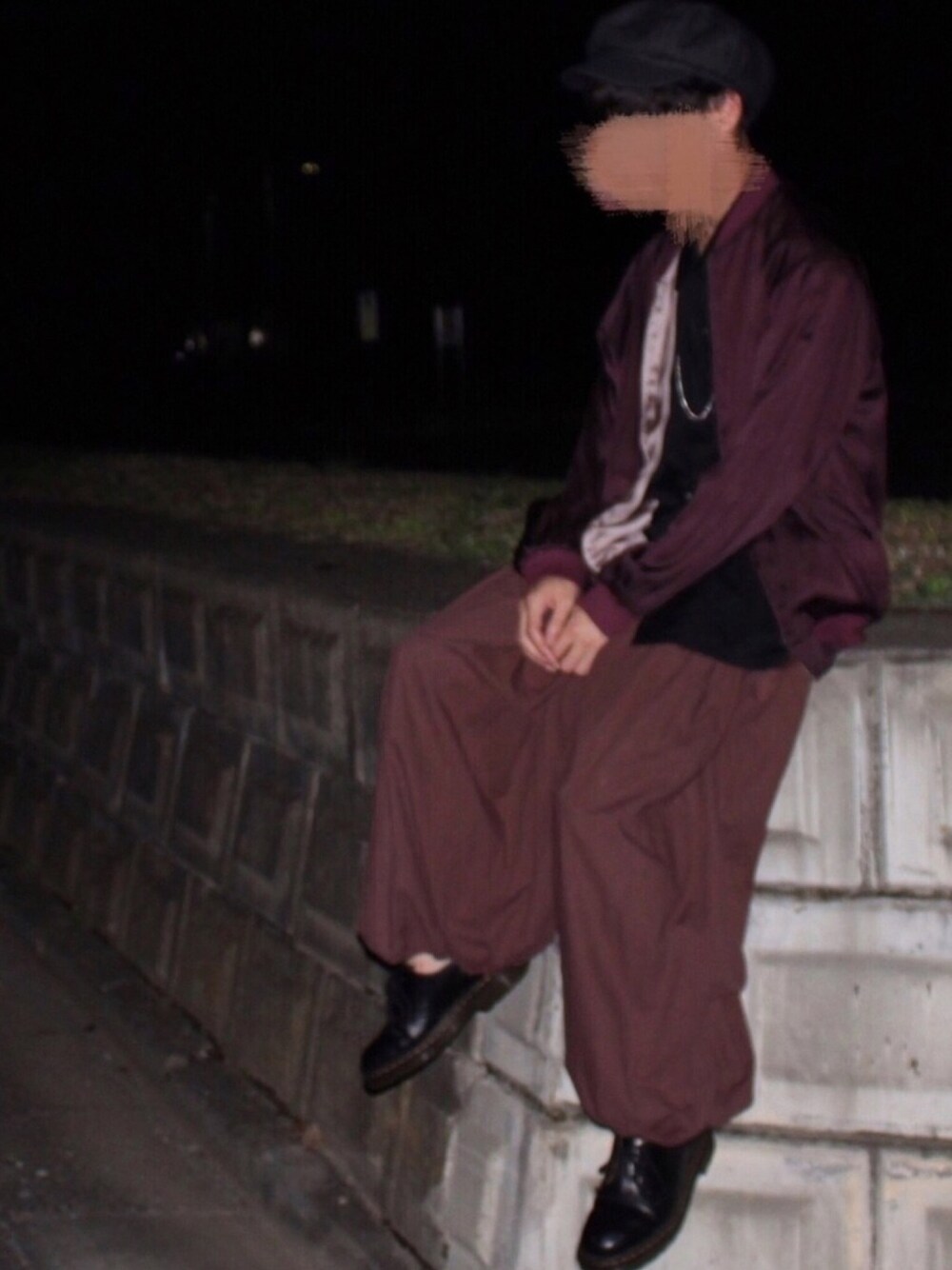 「秋のコーデ、秋、古着、Dr.Martens、大学生、HARE、夜のスナップ」｜「HAREのリバーシブルスカジャン(HARE)（ブルゾン、レッド系）」を使った、たくぼーさん（メンズ・163cm）の秋コーディネートの1枚目の写真