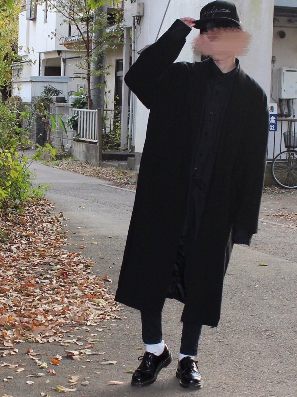 「黒、スキニー、ブラックコーデ、GU、Dr.Martens、キャップ、オールブラック、大学生、低身長、古着」｜「HAREのドロップショルダーコート(HARE)（チェスターコート、ブラック系）」を使った、たくぼーさん（メンズ・164cm）の秋コーディネートの1枚目の写真