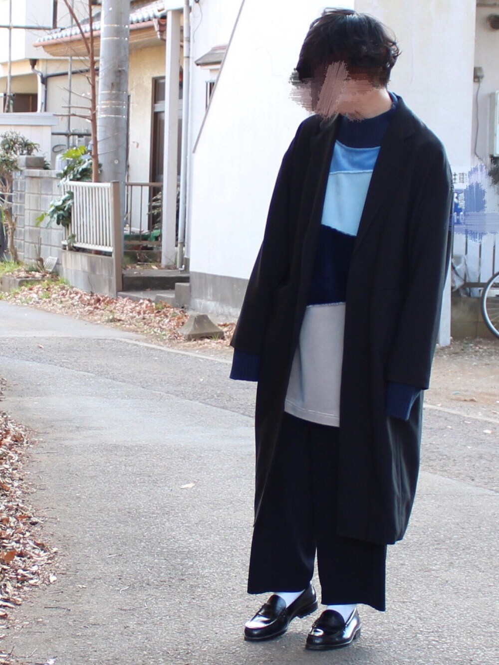 「冬コーデ、ロングコート、ローファー、HARUTA、ニット、UNIQLO、古着、大学生」｜「HAREのドロップショルダーコート(HARE)（チェスターコート、ブラック系）」を使った、たくぼーさん（メンズ・164cm）の冬コーディネートの1枚目の写真