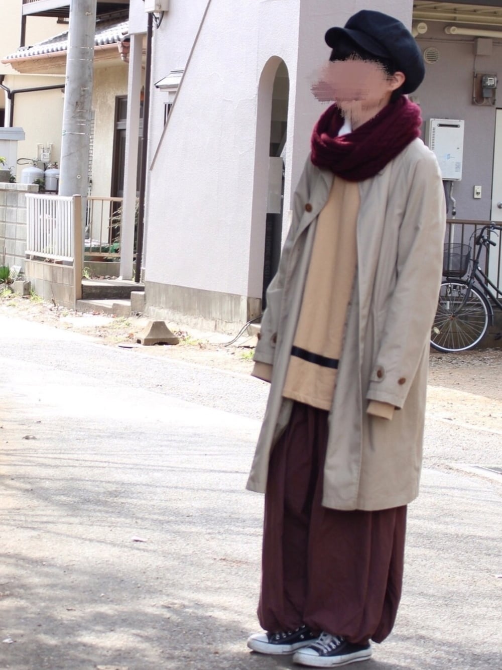 「カジュアルコーデ、converse、ゆるコーデ、折形、RAGEBLUE、keisuke yoneda、大学生、キャスケット、スヌード、ステンカラーコート」｜「RAGEBLUEのTCギャバジンステンカラーコート/713131（ステンカラーコート、ベージュ系）」を使った、たくぼーさん（メンズ・164cm）の冬コーディネートの1枚目の写真