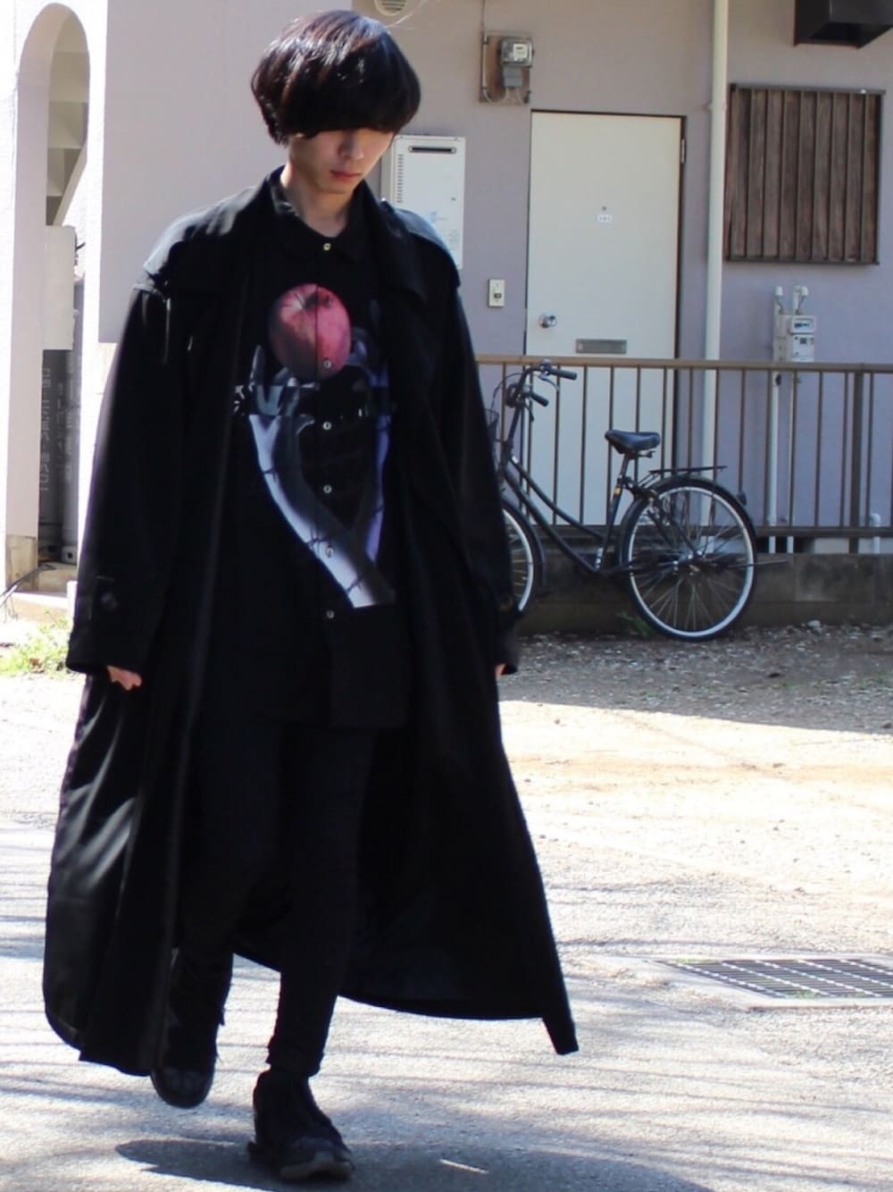 「古着のhumorさんで買いました（トレンチコート、ブラック系）」を使った、たくぼーさん（メンズ・164cm）の春コーディネートの1枚目の写真