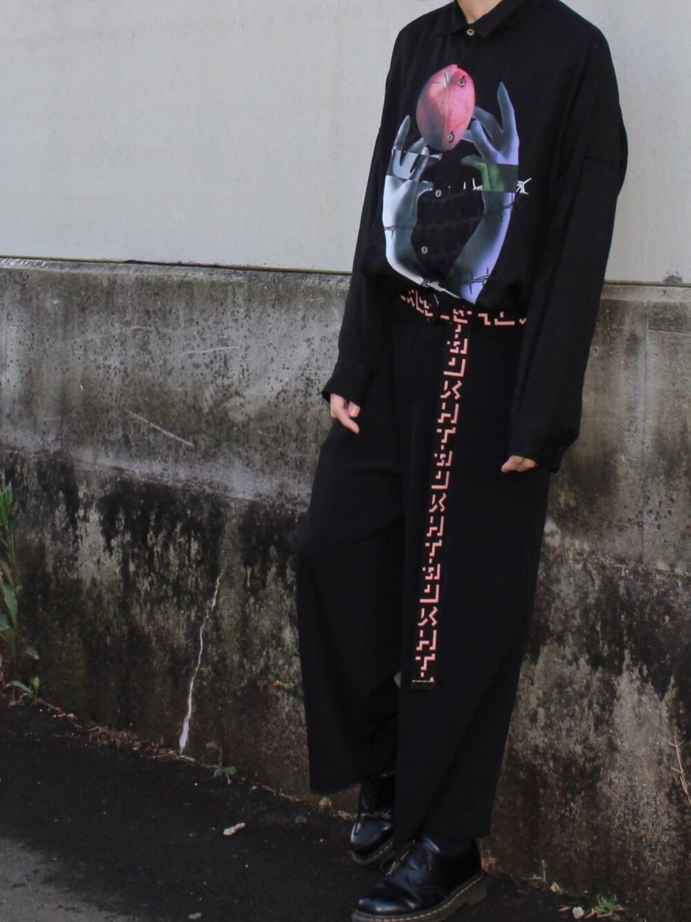 「ブラック、ゆるコーデ、低身長、タックイン、オールブラック、SHAREEF、ワイドパンツ」｜「SHAREEFの"APPLE" L/S BIG SHIRTS（シャツ/ブラウス、ブラック系）」を使った、たくぼーさん（メンズ・164cm）の春コーディネートの1枚目の写真