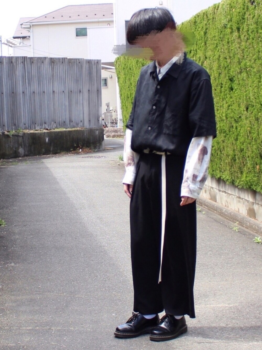 「ワイドパンツ、古着、ガチャベルト、柄シャツ、シャツオンシャツ、春コーデ、黒、ドクターマーチン」｜「UNIQLOのオープンカラーシャツ（半袖）（シャツ/ブラウス、ブラック系）」を使った、たくぼーさん（メンズ・164cm）の春コーディネートの1枚目の写真