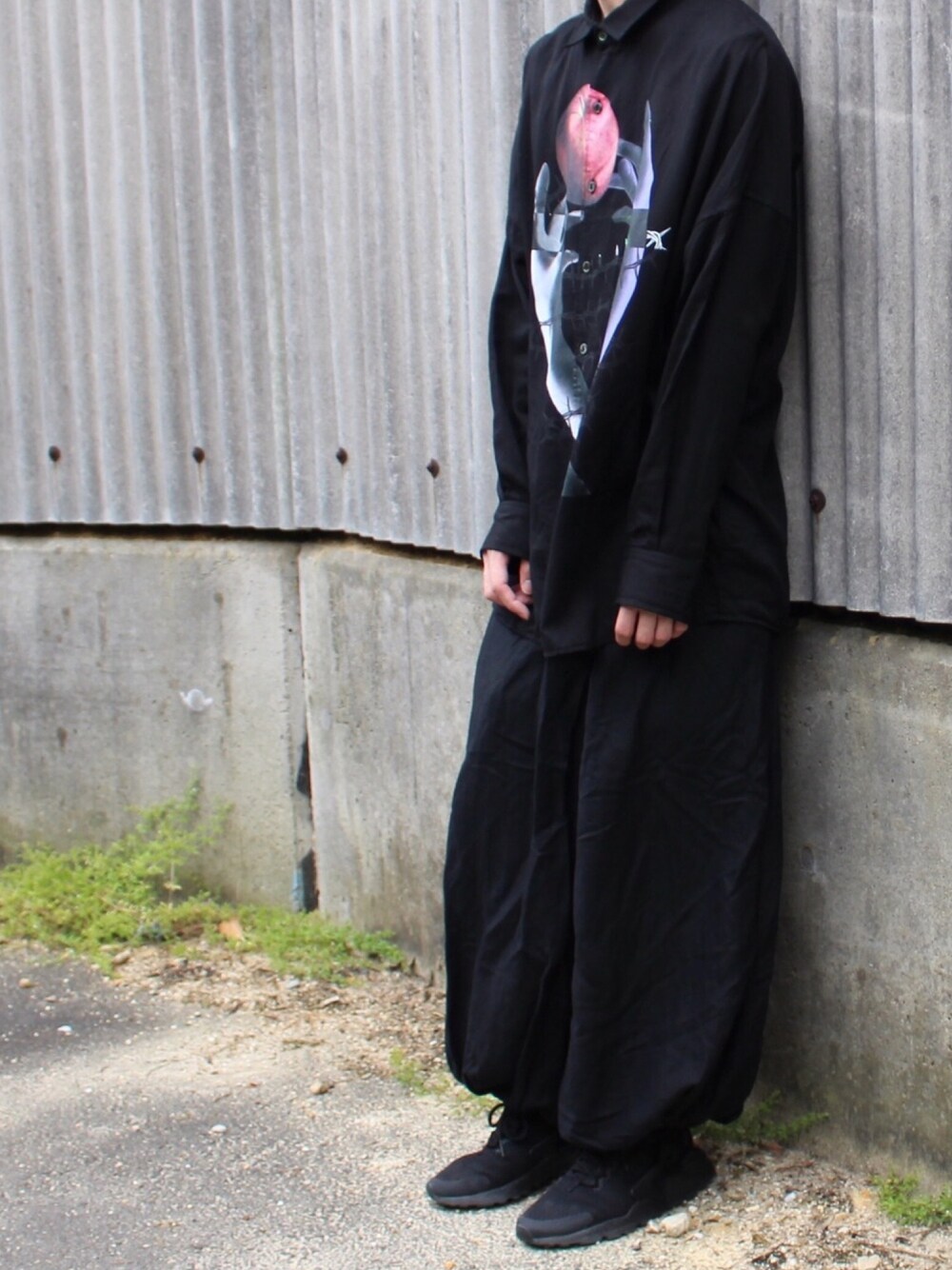 「ゆるコーデ、低身長、オールブラック、SHAREEF、黒、バルーンパンツ、ootd」｜「SHAREEFの"APPLE" L/S BIG SHIRTS（シャツ/ブラウス、ブラック系）」を使った、たくぼーさん（メンズ・164cm）の春コーディネートの1枚目の写真