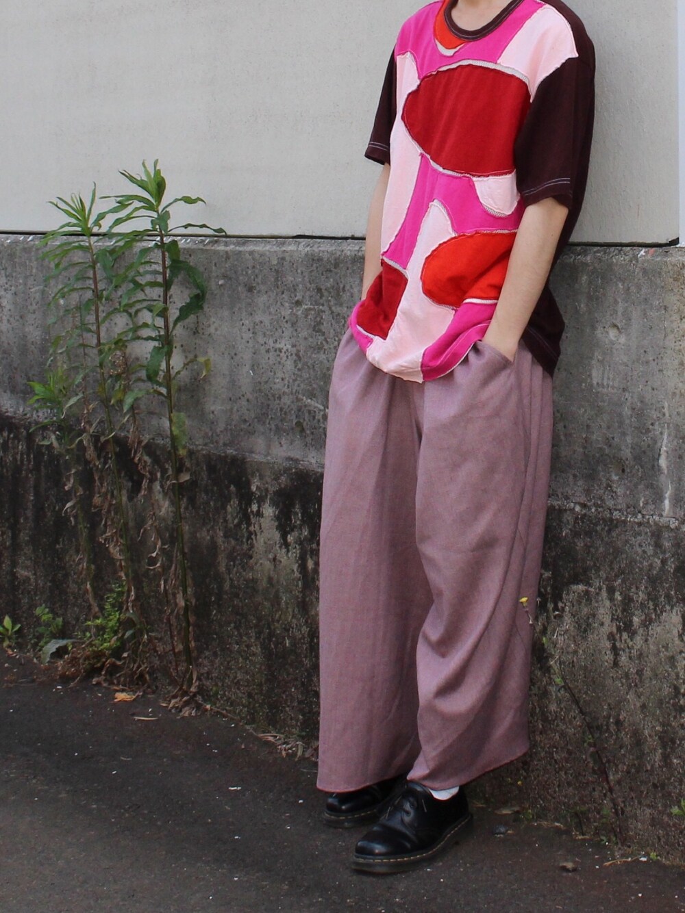 「ゆるコーデ、夏コーデ、古着MIX、ワイドパンツ、ピンク、Dr.Martens、ka na ta」｜「COMME des GARCONS HOMMEの折形さんで買った古着です（Tシャツ/カットソー、その他）」を使った、たくぼーさん（メンズ・164cm）の春コーディネートの1枚目の写真