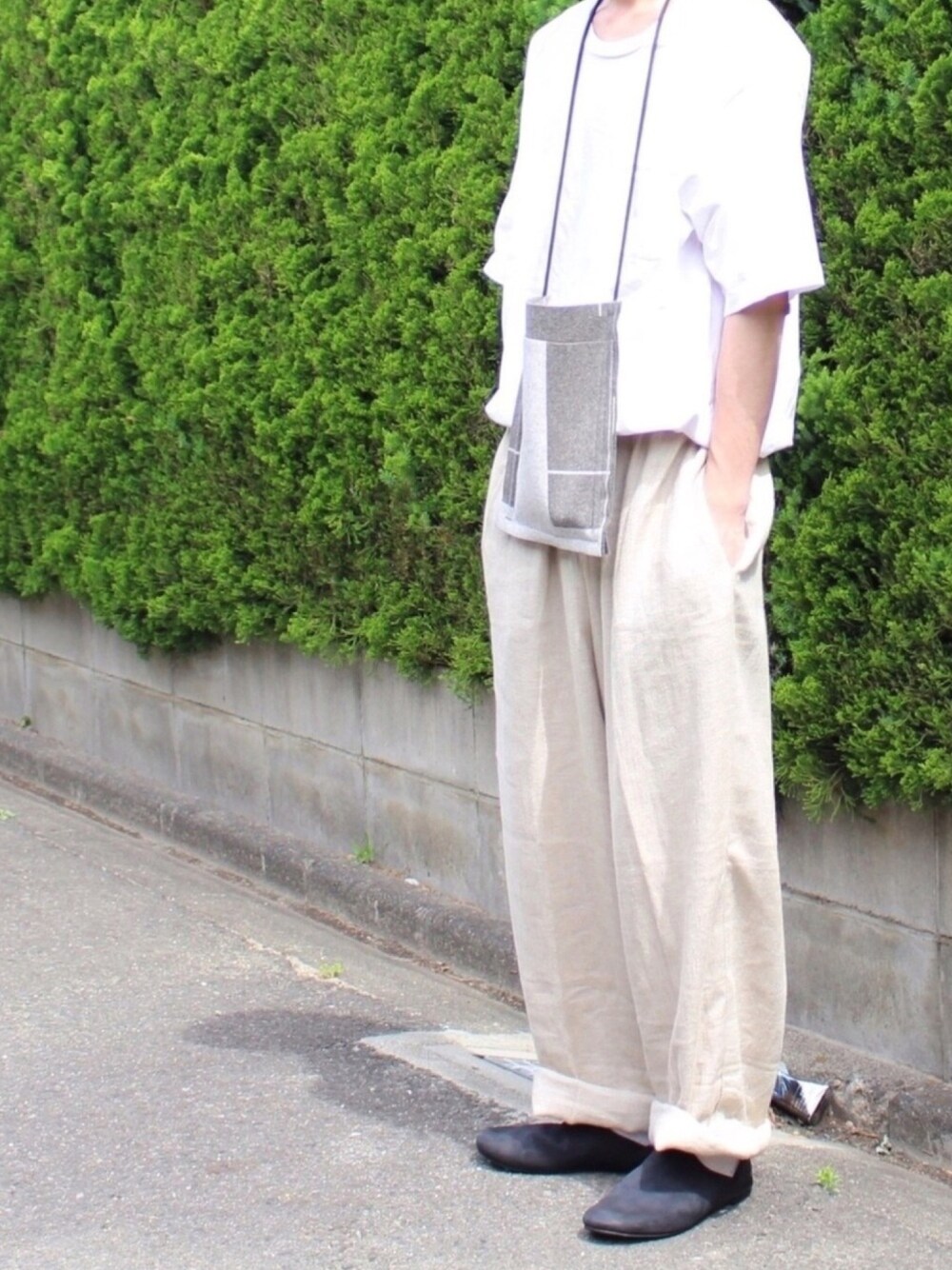 「夏コーデ、GU、サコッシュ、シンプル、白Tシャツ、リネン、リネンパンツ、タックイン」｜「GUのアイテム（Tシャツ/カットソー、ホワイト系）」を使った、たくぼーさん（メンズ・164cm）の春コーディネートの1枚目の写真