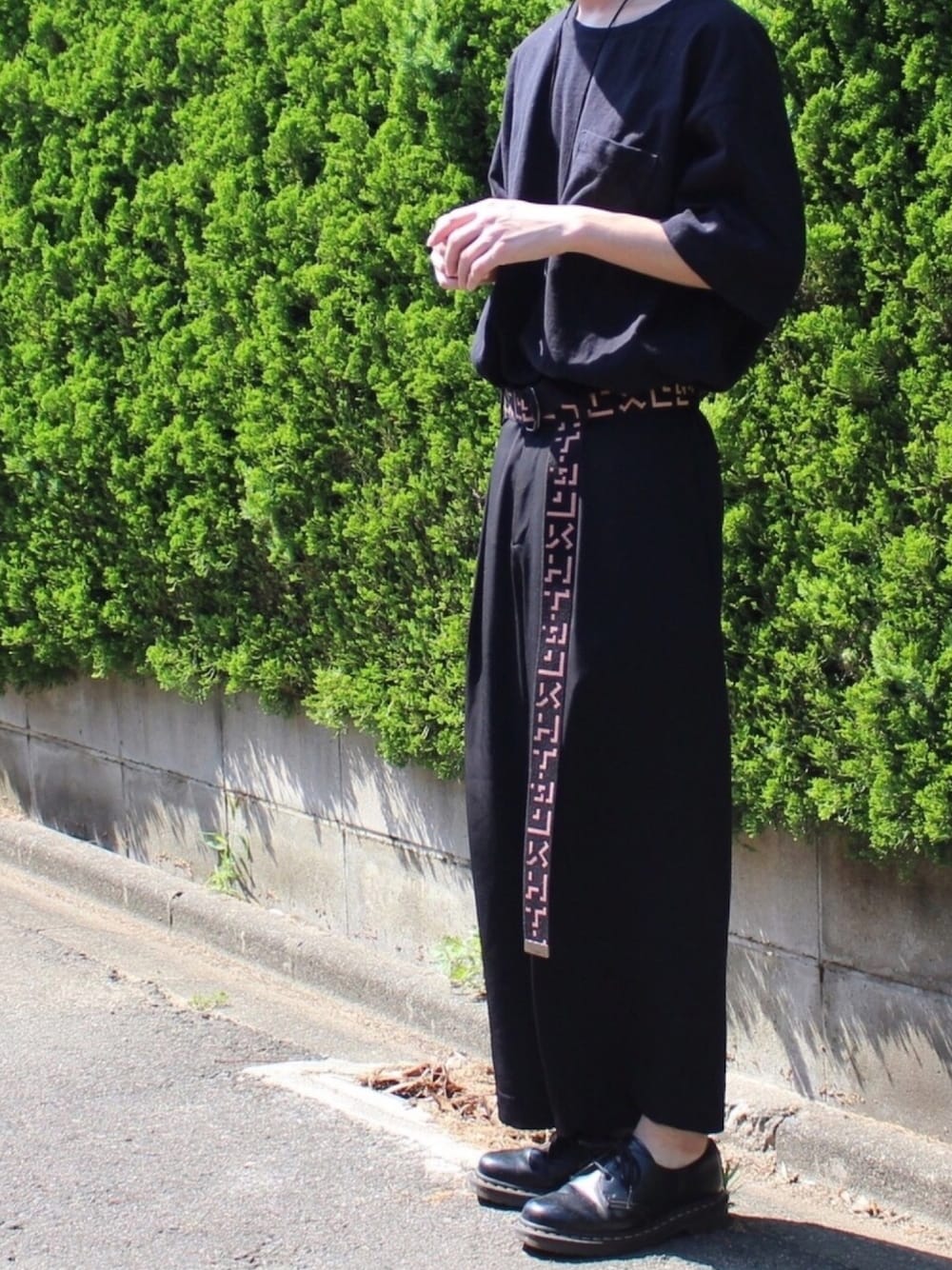 「ユニクロ、モード、オールブラック、ワイドパンツ、ガチャベルト、タックイン、夏コーデ」｜「GUのアイテム（Tシャツ/カットソー、ブラック系）」を使った、たくぼーさん（メンズ・164cm）の夏コーディネートの1枚目の写真