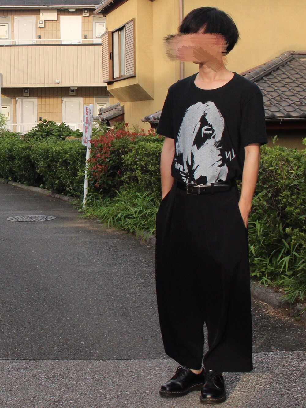 「低身長、ブラックコーデ、オールブラック、ゆるコーデ、タックイン、GROUND Y、ワイドパンツ、Tシャツ」｜「Ground Yのアイテム（Tシャツ/カットソー、ブラック系）」を使った、たくぼーさん（メンズ・164cm）の夏コーディネートの1枚目の写真