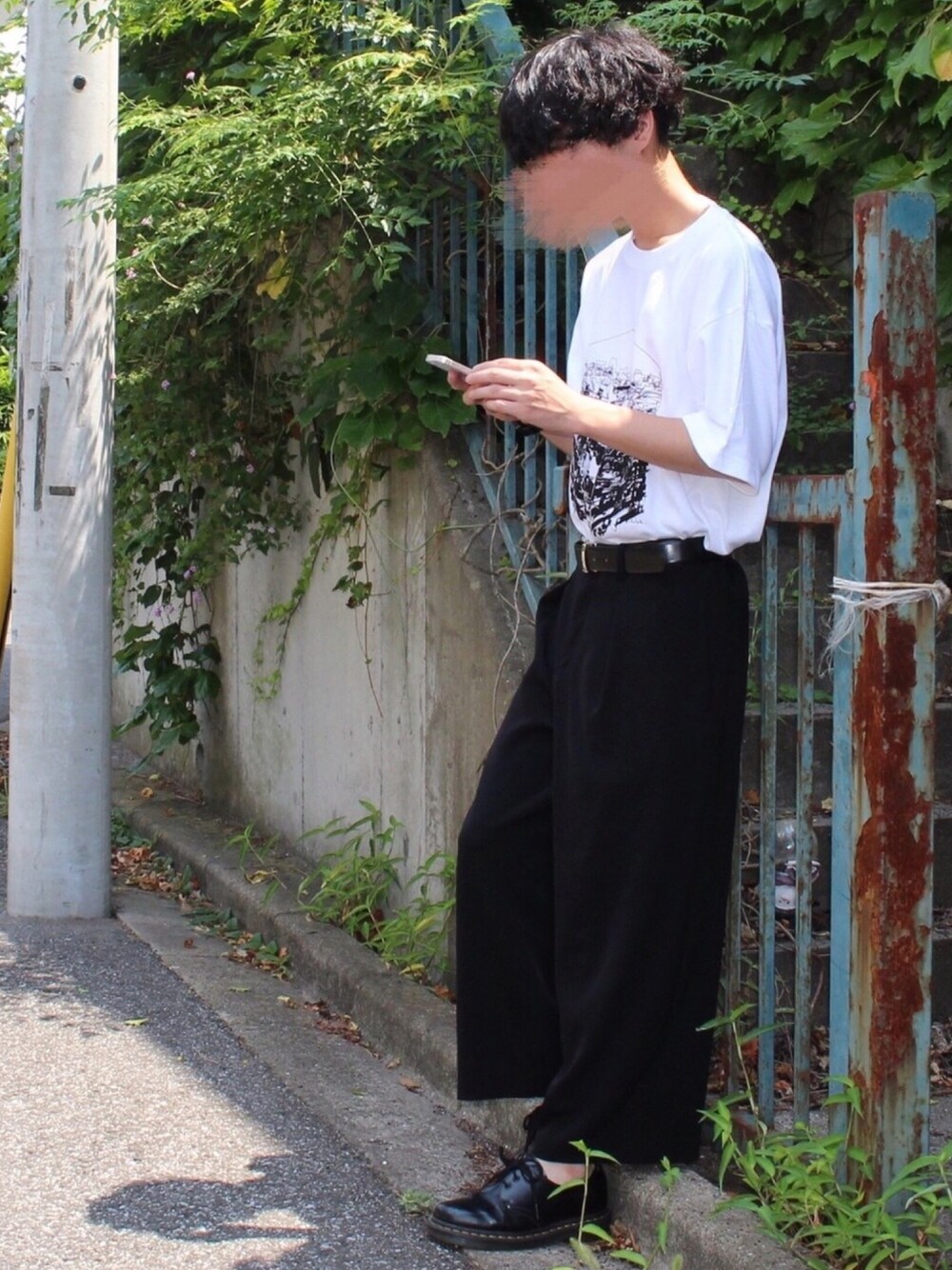 「カジュアル、ユニクロ、モノトーン、ワイドパンツ、タックイン、Tシャツ、ゆるコーデ」｜「竹谷嘉人さんの廃ビルアート 百姓一揆記念Tシャツ（Tシャツ/カットソー、ホワイト系）」を使った、たくぼーさん（メンズ・164cm）の夏コーディネートの1枚目の写真