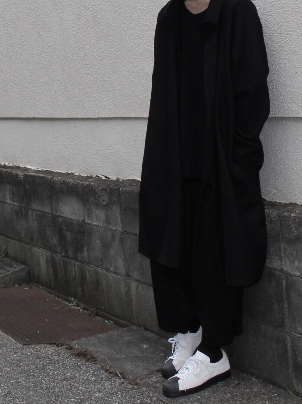 「スニーカー、オールブラック、ブラックコーデ、ゆるコーデ、黒、Y-3、BISHOOL」｜「BISHOOLのBISHOOL wool gauze long shirt coat（シャツ/ブラウス、ブラック系）」を使った、たくぼーさん（メンズ・164cm）の秋コーディネートの1枚目の写真