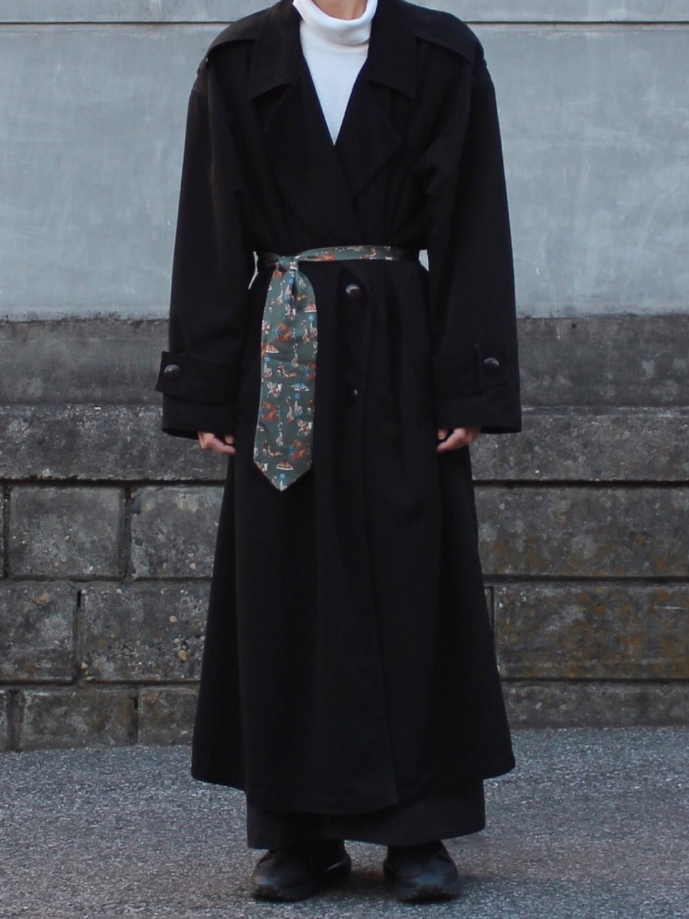「古着MIX、UNIQLO、ロングコート、ゆるコーデ、古着、ネクタイベルト、低身長」｜「古着のhumorさんで買いました（トレンチコート、ブラック系）」を使った、たくぼーさん（メンズ・164cm）の冬コーディネートの1枚目の写真