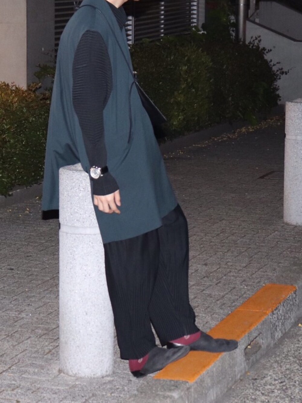 「shiyoh、春コーデ、カジュアル、黒、ゆるコーデ、低身長、Paul Smith、HOMME PLISSÉ ISSEY MIYAKE」｜「ETHOSENSのアイテム（ベスト、グリーン系）」を使った、たくぼーさん（メンズ・164cm）の春コーディネートの1枚目の写真