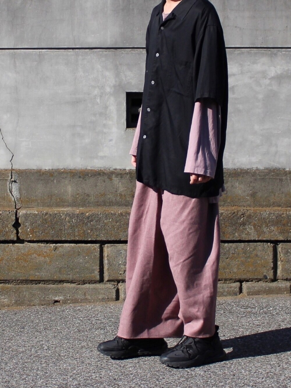 「令和ピンクを纏え、春コーデ、ゆるコーデ、ワイドパンツ、ka na ta、レイヤードスタイル、低身長、shiyoh」｜「UNIQLOのオープンカラーシャツ（半袖）（シャツ/ブラウス、ブラック系）」を使った、たくぼーさん（メンズ・164cm）の春コーディネートの1枚目の写真