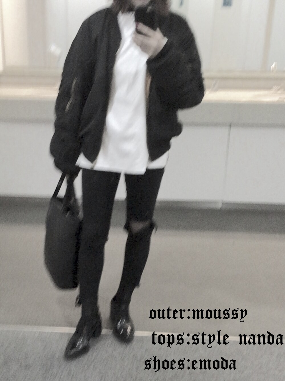 ブラック系のブーツ、ホワイト系のスウェット、ブラック系のブルゾンを着用したレディースの春コーディネートの1枚目の写真