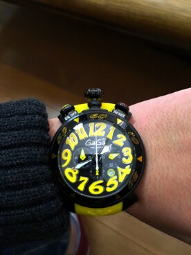 「GaGa MILANO（ガガミラノ）のアイテム（アナログ腕時計、イエロー系）」を使った、きい🔑さん（メンズ・175cm）の冬コーディネート