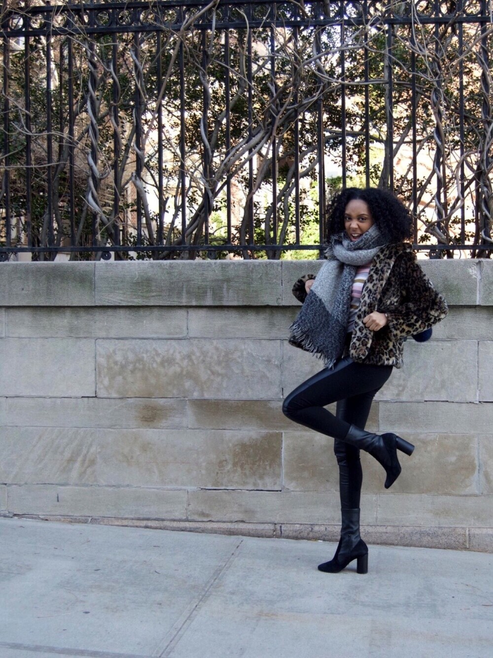「CHEETAH、street、stripes、leather、streetstyle、NYC、NEW YORK、AnthroStyle、Anthropologie、urban outfitters、contest」｜「URBAN OUTFITTERSのアイテム（パンツ、ブラウン系）」を使った、Symfonee Mccoyさん（レディース・175cm）の春コーディネートの1枚目の写真