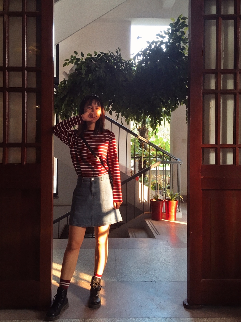 「秋、古德寺」｜「UNIQLOのアイテム（Tシャツ/カットソー、レッド系）」を使った、樹精さん（レディース・161cm）の秋コーディネートの1枚目の写真