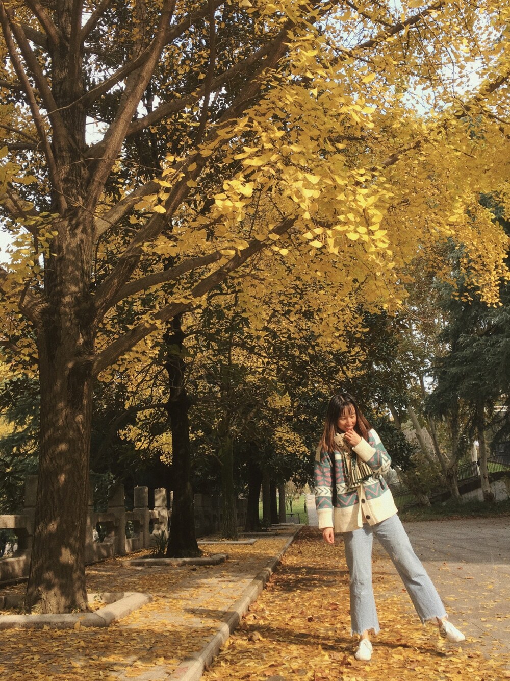 「URBAN RESEARCHのアイテム（デニムパンツ、ブルー系）」を使った、樹精さん（レディース・161cm）の秋コーディネートの1枚目の写真