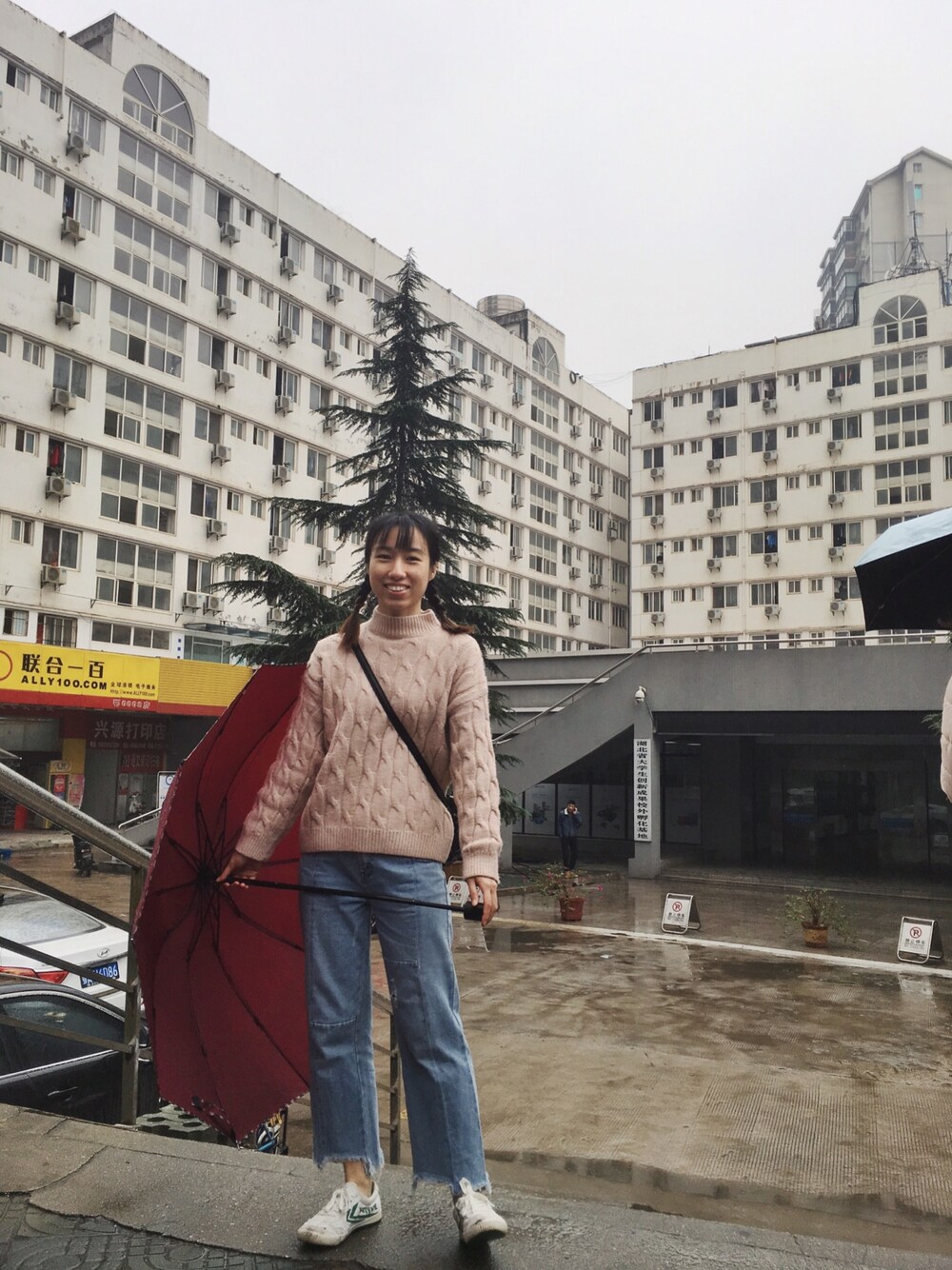 「rainy、cold」｜「URBAN RESEARCHのアイテム（デニムパンツ、ブルー系）」を使った、樹精さん（レディース・160cm）の冬コーディネートの1枚目の写真