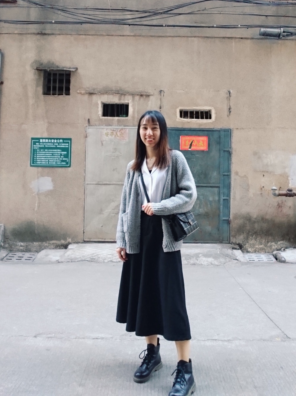 「HOME」｜「UNIQLOのアイテム（シャツ/ブラウス、ホワイト系）」を使った、樹精さん（レディース・161cm）の冬コーディネートの1枚目の写真