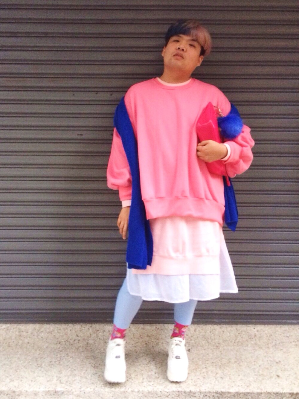 「pink、blue」｜「WEGOのアイテム（ハンドバッグ、ピンク系）」を使った、Bacon Wangさん（メンズ・180cm）の冬コーディネートの1枚目の写真