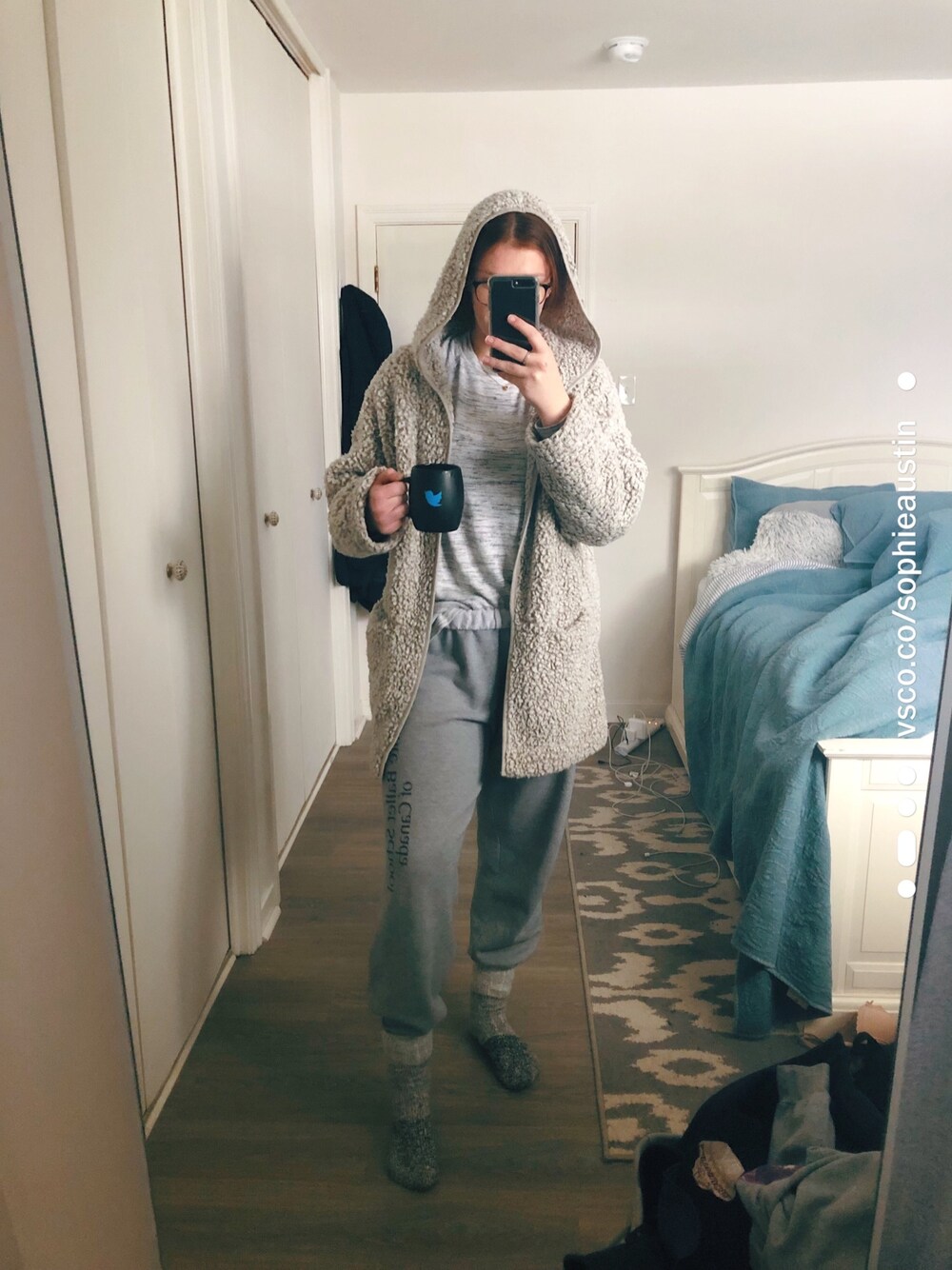 「lazy、sweatpants、sweats、fluffy、grey、groutfit、lazyday」｜「AERIEのアイテム（スウェット、グレー系）」を使った、sophieshovetさん（レディース・178cm）の冬コーディネートの1枚目の写真