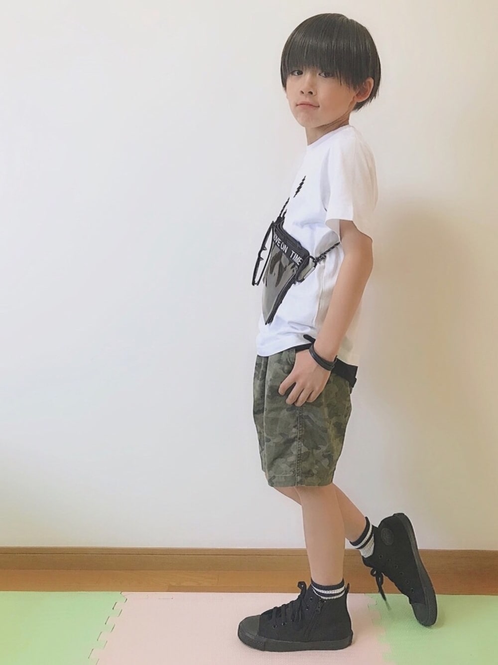 「男の子、コンバース、プチプラ、夏コーデ、GU、白Tシャツ、おしゃれさんと繋がりたい、ハーフパンツ、カジュアルコーデ、シンプルコーデ」｜「GUのアイテム（Tシャツ/カットソー、ホワイト系）」を使った、RiY☺︎さん（キッズ・131cm）の春コーディネートの1枚目の写真