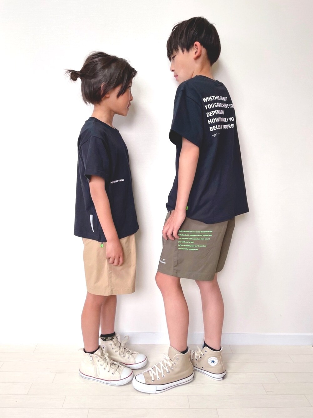 「シンプルコーデ、夏コーデ、リラックススタイル、キッズファッション、ハイカットスニーカー、小学生、リンクコーデ、黒Tシャツ、ロゴT、おしゃれさんと繋がりたい」｜「瞬足の瞬足/キッズ/アームスウィングロゴTee/SSA3000（Tシャツ/カットソー、ブラック系）」を使った、RiY☺︎さん（キッズ・140cm）の夏コーディネートの1枚目の写真