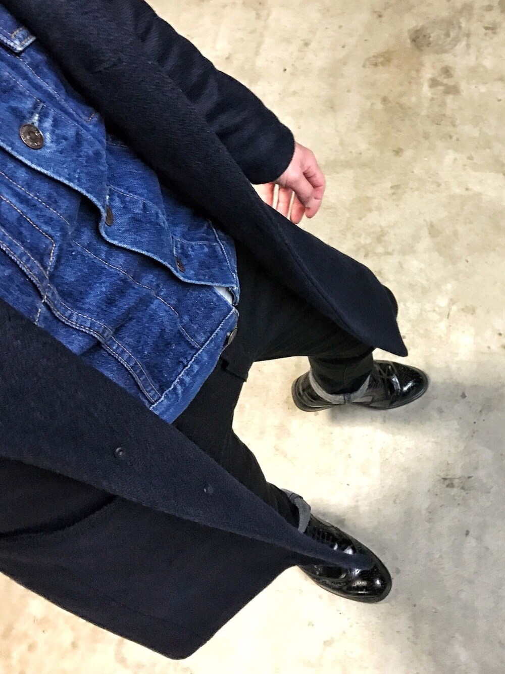 「ユニクロ、チェスターコート、休日スタイル、冬、デニム、黒スキニー、ウイングチップ、プチプラ、ネイビー、ストリート」｜「GLOBAL WORKのウールチェスターコート/719550 （チェスターコート、ブルー系）」を使った、Yūki.さん（メンズ・168cm）の冬コーディネートの1枚目の写真