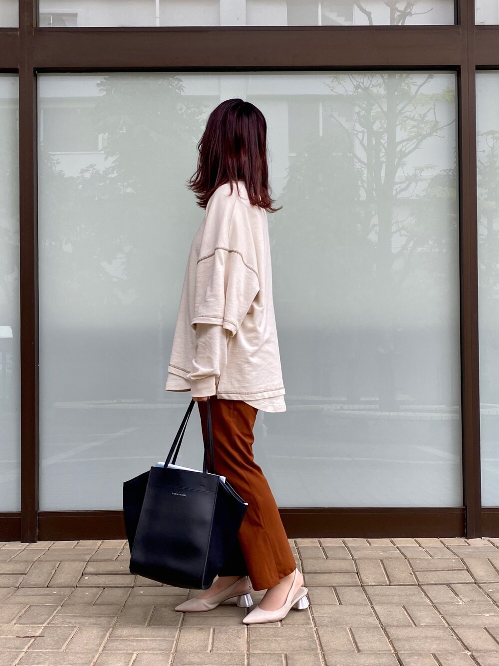 ホワイト系のTシャツ/カットソー、ブラウン系のその他パンツ、ベージュ系のパンプスを着用したレディースの秋コーディネートの1枚目の写真